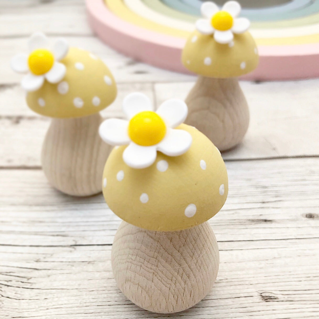 Spring Ditzy Daisy Wooden Toadstool